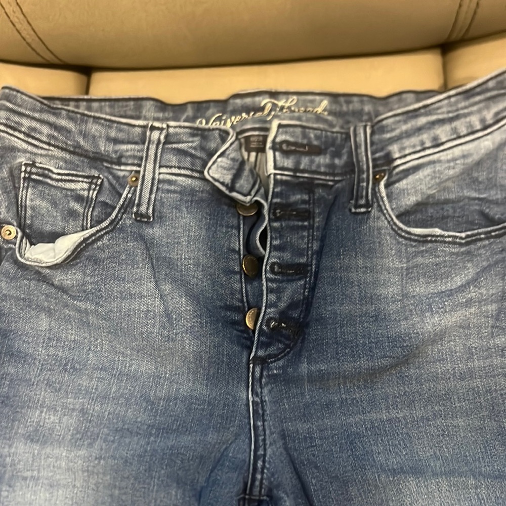 Universal thread brand skinny jeans. Multiple buttons. High waisted.